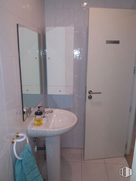 Local en venta en Sector Embarcaciones, Tres Cantos, Madrid, 28760 con fregadero, puerta, espejo, accesorio de fontanería, lavabo de baño, propiedad, grifo, baño, accesorio y morado alrededor