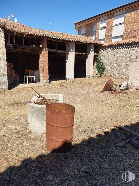 Industrial for sale at Centro urbano, Sotillo de la Adrada, Ávila, 05420 with container, sky, land lot, shade, window, landscape, brick, composite material, tints and shades and building material around