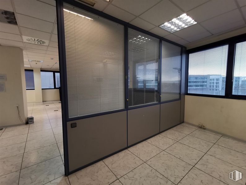 Oficina en alquiler en Calle Cronos, San Blas - Canillejas, Madrid, 28037 con ventana, lámpara, alumbrado, edificio, persiana de la ventana, accesorio, interiorismo, puerta, suelo y sombra alrededor