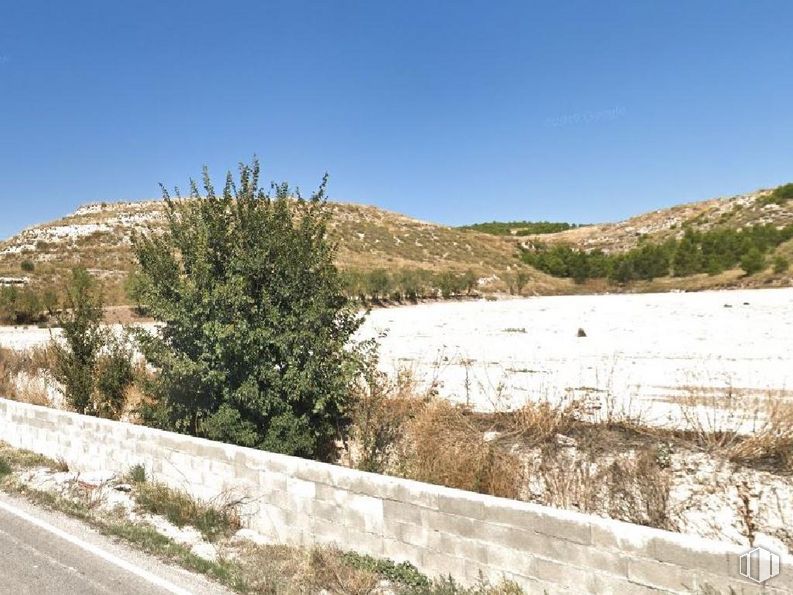 Land for sale at Carretera Madrid 2(I) Pol. 18 Parcela, 171, Almoguera, Guadalajara, 19115 with sky, plant, snow, mountain, natural landscape, slope, land lot, freezing, tree and landscape around