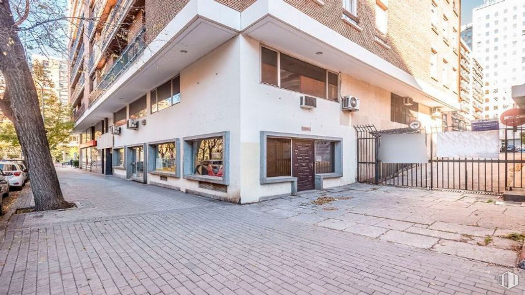 Local en venta en Plaza Conde del Valle de Suchil, Chamberí, Madrid, 28015 con edificio, propiedad, ventana, madera, superficie de la carretera, diseño urbano, árbol, barrio, condominio y zona residencial alrededor