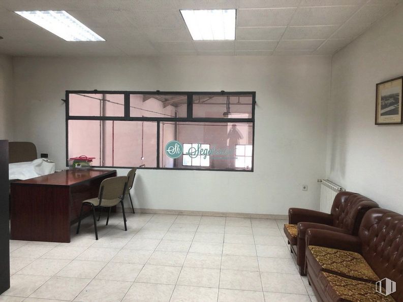 Nave en venta en Polígono industrial Cantalejo, Cantalejo, Segovia, 40320 con silla, escritorio, marco, mueble, alumbrado, sofá, edificio, ventana, accesorio y pavimentos alrededor