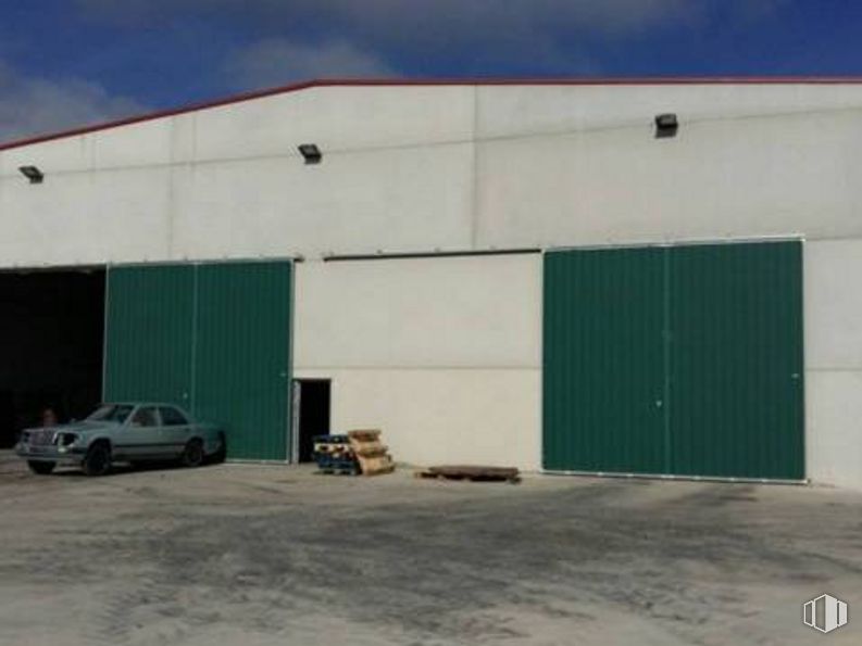 Industrial for sale at Tiñosillos, Tiñosillos, Ávila, 05165 with car, door, building, automotive parking light, tire, sky, automotive tire, cloud, wheel and asphalt around