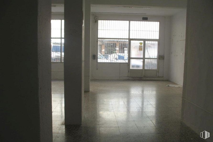 Retail for sale at Calle Camino Cañete, 18, Cuenca, 16004 with fixture, floor, wood, flooring, building, hall, window, tints and shades, glass and composite material around