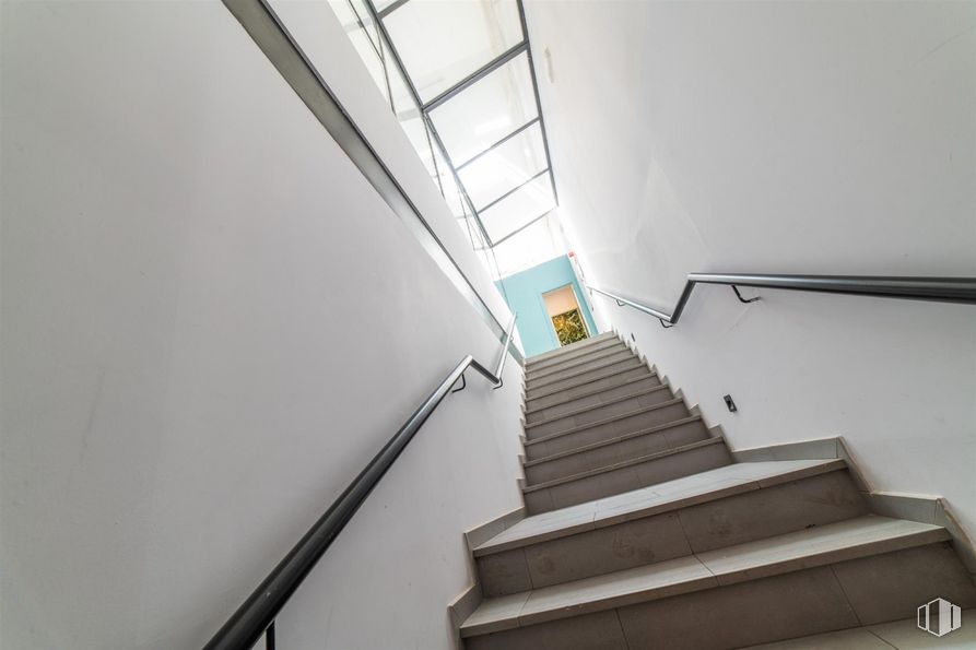 Local en alquiler en Calle Sierra de los Filabres, 24, Puente de Vallecas, Madrid, 28038 con escaleras, edificio, accesorio, gris, material compuesto, en paralelo, madera, suelos, simetría y pasamanos alrededor