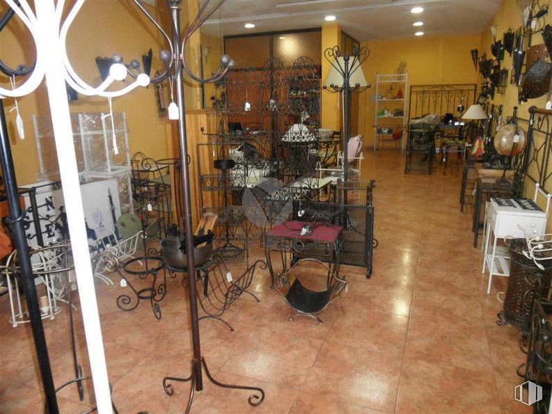 Local en alquiler en Zona Centro, Cuenca, 16001 con propiedad, mueble, membranófono, edificio, instrumento musical, alumbrado, diseño de interiores, tambor, piso y venta minorista alrededor