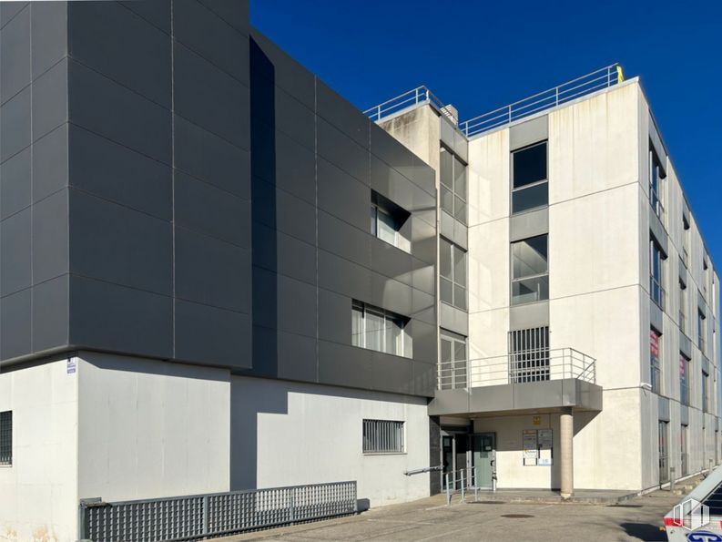 Oficina en alquiler en Calle San Rafael, Alcobendas, Madrid, 28108 con ventana, edificio, cielo, diseño urbano, accesorio, bloque de pisos, propiedad material, fachada, material compuesto y edificio comercial alrededor