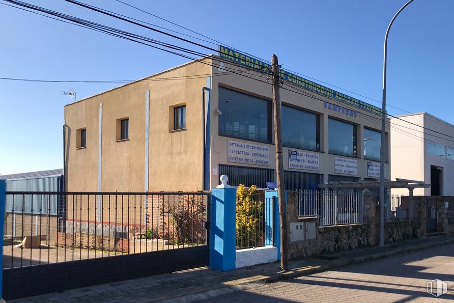 Industrial for sale at Calle Fuente de la Apretura, 37, Chapinería, Madrid, 28694 with building, sky, street light, neighbourhood, residential area, electricity, overhead power line, facade, gas and fence around