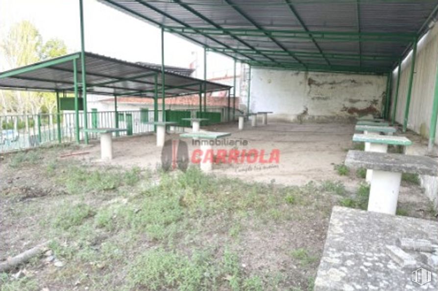 Retail for sale at Paseo Canaleja, La Torre de Esteban Hambrán, Toledo, 45920 with plant, land lot, building, shade, grass, rural area, landscape, roof, soil and tree around