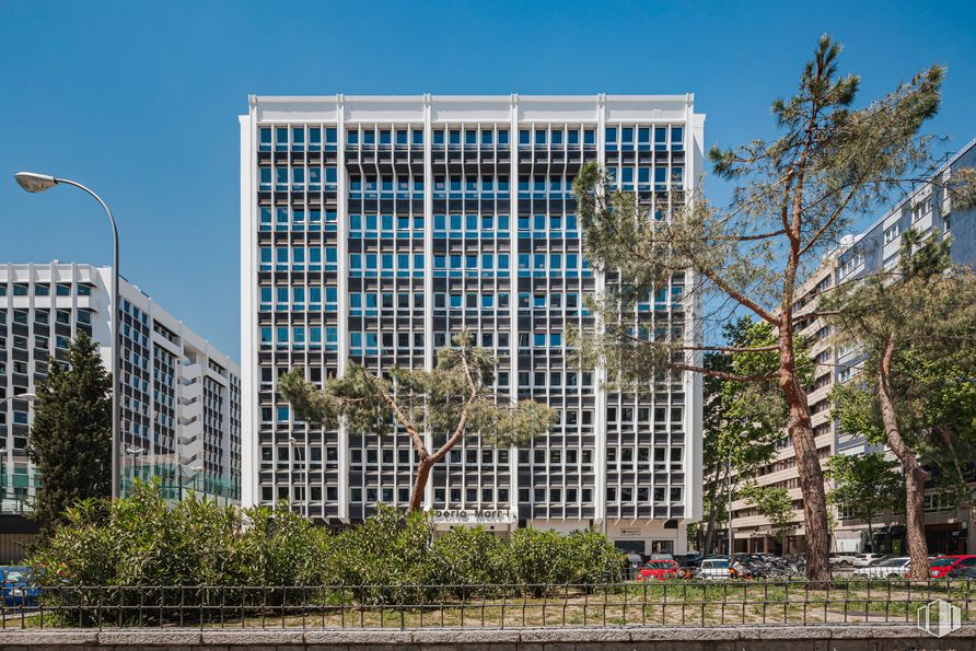 Oficina en alquiler en Calle Orense, 34, Tetuán, Madrid, 28020 con edificio, planta, cielo, día, árbol, ventana, arquitectura, vegetación, diseño urbano y luz de la calle alrededor