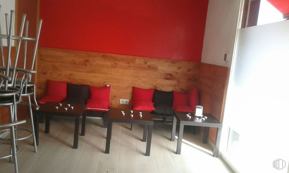 Retail for rent at Avenida Martín Descalzo, 33, Madridejos, Toledo, 45710 with table, wood, interior design, floor, flooring, hardwood, event, chair, ceiling and plywood around