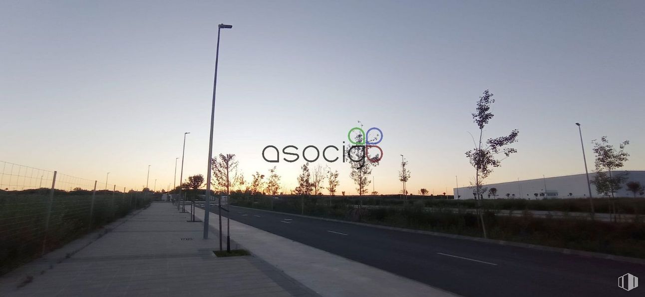 Suelo en venta en Polígono Ruiseñor Norte, Guadalajara, 19004 con cielo, planta, superficie de la carretera, crepúsculo, rueda, asfalto, árbol, puesta de sol, horizonte y paisaje alrededor