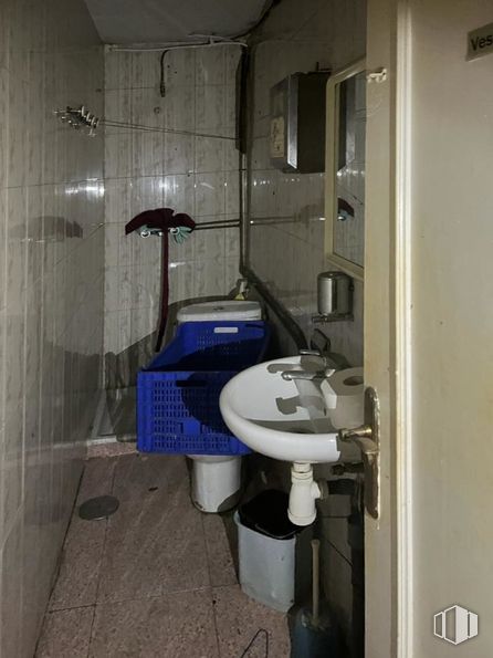 Local en venta en Calle Radio, Carabanchel, Madrid, 28019 con fregadero, grifo, lavabo del baño, accesorio de plomería, baño, púrpura, accesorio, diseño de interiores, piso y suelo alrededor