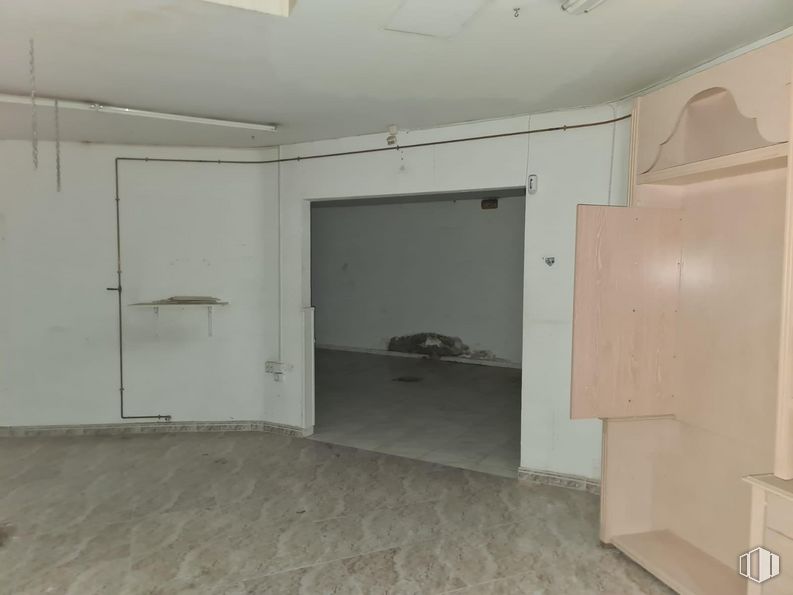 Local en venta en Calle San Antón, Parla, Madrid, 28980 con armario, propiedad, edificio, accesorio, puerta, hall, madera, suelo, suelos y madera dura alrededor