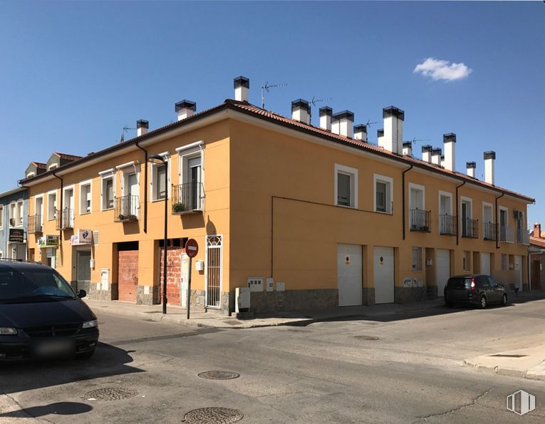 Retail for sale at Calle Rayo, San Martín de la Vega, Madrid, 28330 with car, building, sky, window, vehicle, house, neighbourhood, cloud, residential area and vehicle registration plate around