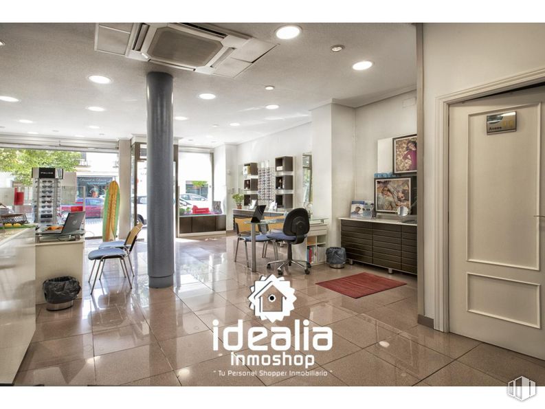 Local en venta en Calle Stuart, Aranjuez, Madrid, 28300 con puerta, silla, propiedad, mueble, producto, interiorismo, madera, suelos, suelo y accesorio alrededor