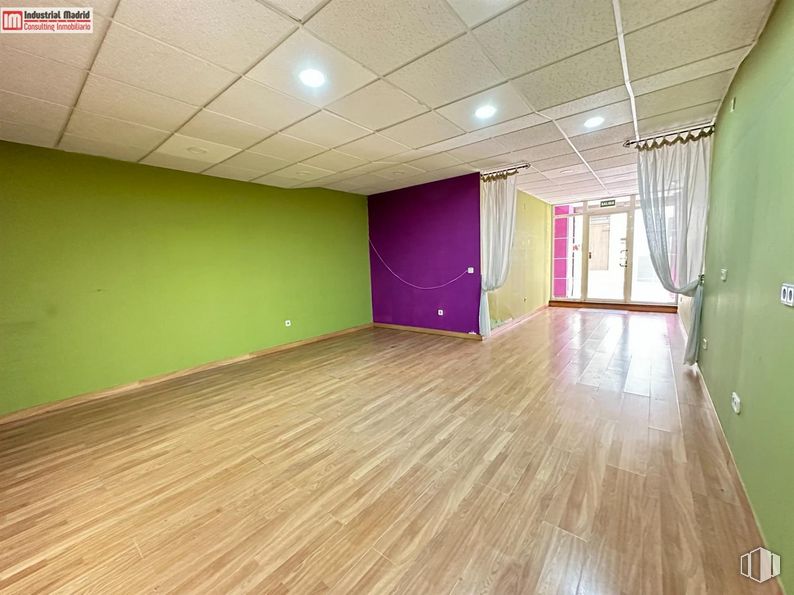 Retail for rent at Calle San Juan, Arganda del Rey, Madrid, 28500 with wood, hall, flooring, floor, fixture, building, wall, hardwood, wood stain and laminate flooring around