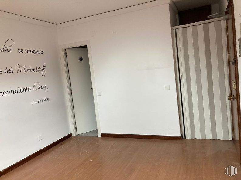 Office for rent at Calle Capitán Angosto Gómez, Aranjuez, Madrid, 28300 with door, wood, fixture, flooring, floor, building, wood stain, laminate flooring, automotive exterior and hardwood around