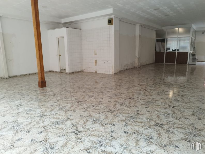 Retail for sale at Zona centro, Villacañas, Toledo, 45860 with flooring, floor, tile flooring, tile, ceiling, hall, marble, silver, building material and daylighting around