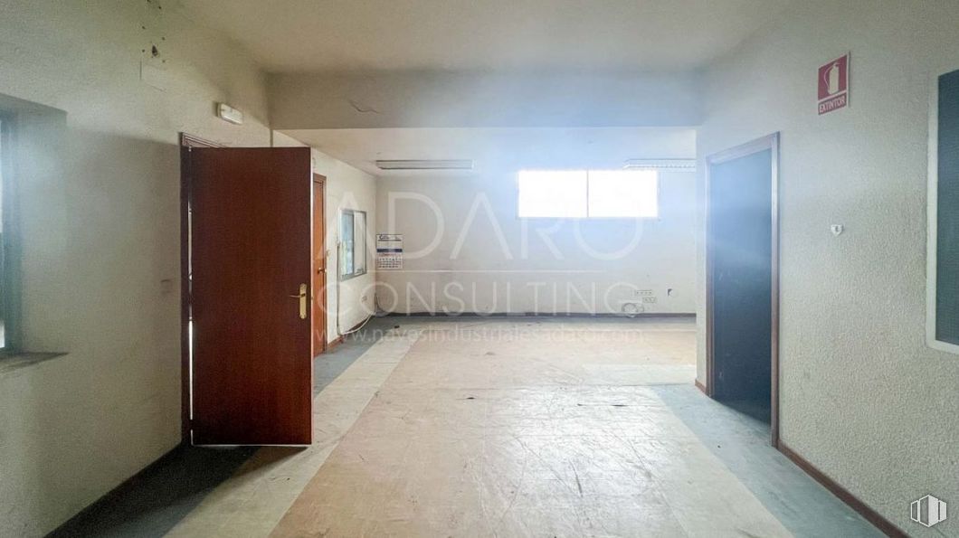 Nave en venta en Zona industrial, Alcorcón, Madrid, 28922 con puerta, ventana, accesorio, hall, madera, suelos, suelo, pintura, edificio y techo alrededor