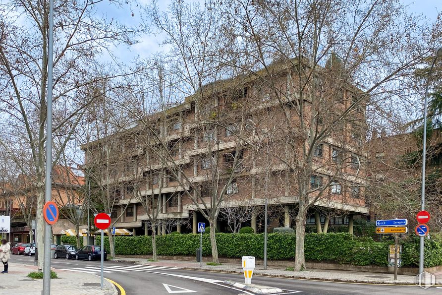 Oficina en alquiler en Calle Agastia, 44, Ciudad Lineal, Madrid, 28027 con edificio, planta, propiedad, cielo, ventana, árbol, diseño urbano, zona residencial, barrio y vía pública alrededor