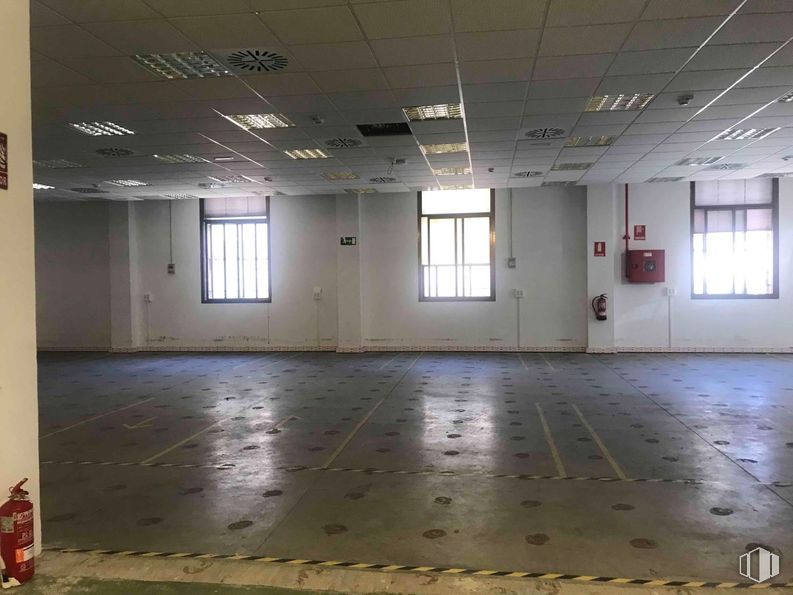 Nave en alquiler en Zona Fuencarral - El Pardo, Fuencarral - El Pardo, Madrid, 28034 con ventana, accesorio, edificio, hall, suelos, suelo, línea, pared, techo y madera alrededor