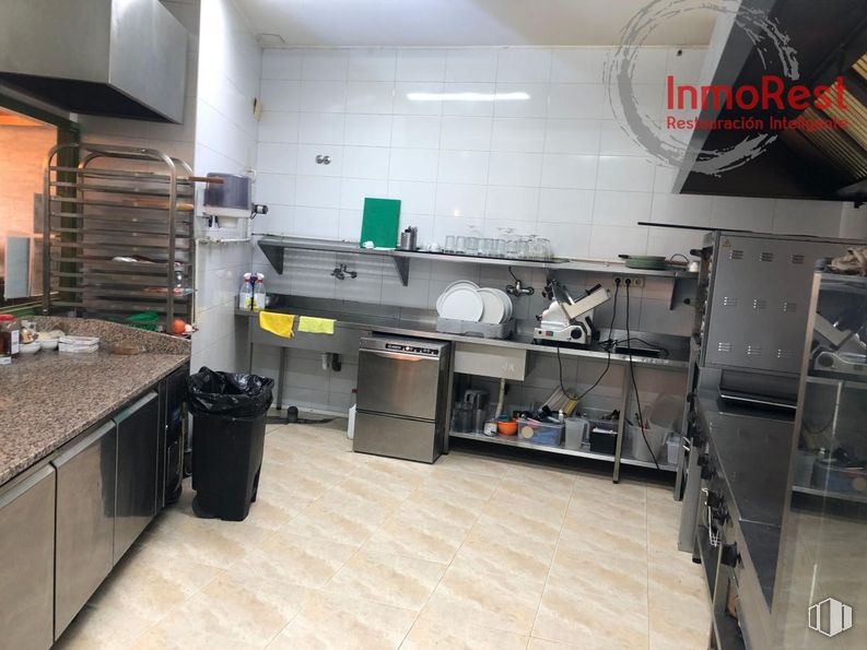 Retail for rent at Zona Arroyo de la Vega, Alcobendas, Madrid, 28108 with cabinetry, countertop, kitchen stove, kitchen, kitchen appliance, home appliance, interior design, major appliance, flooring and floor around