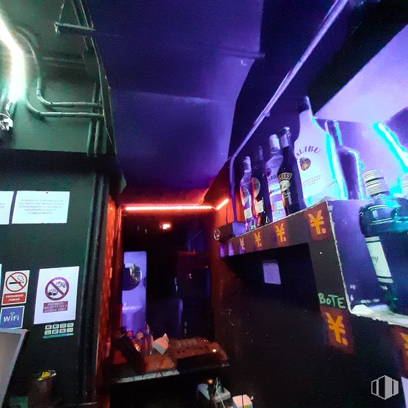 Retail for sale at Calle Jesús del Valle, 34, Centro, Madrid, 28004 with packaged goods, purple, lighting, drinking establishment, entertainment, building, magenta, barware, music venue and drink around