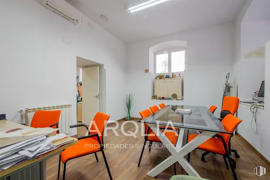 Oficina en venta en Calle Ferraz, Moncloa - Aravaca, Madrid, 28008 con silla, lámpara, mesa, ventana, alumbrado, mueble, madera, naranja, suelos y interiorismo alrededor