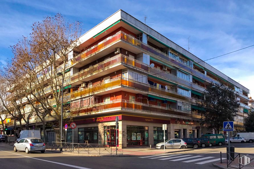 Local en alquiler en Calle Villardondiego, 39, Vicálvaro, Madrid, 28032 con coche, edificio, cielo, nube, vehículo, rueda, bloque de torres, diseño urbano, condominio y edificio comercial alrededor