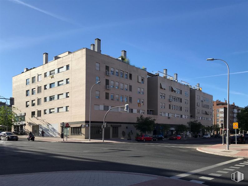 Retail for sale & for rent at Zona Montecarmelo, Fuencarral - El Pardo, Madrid, 28034 with street light, building, lighting, sky, window, road surface, urban design, condominium, tree and asphalt around