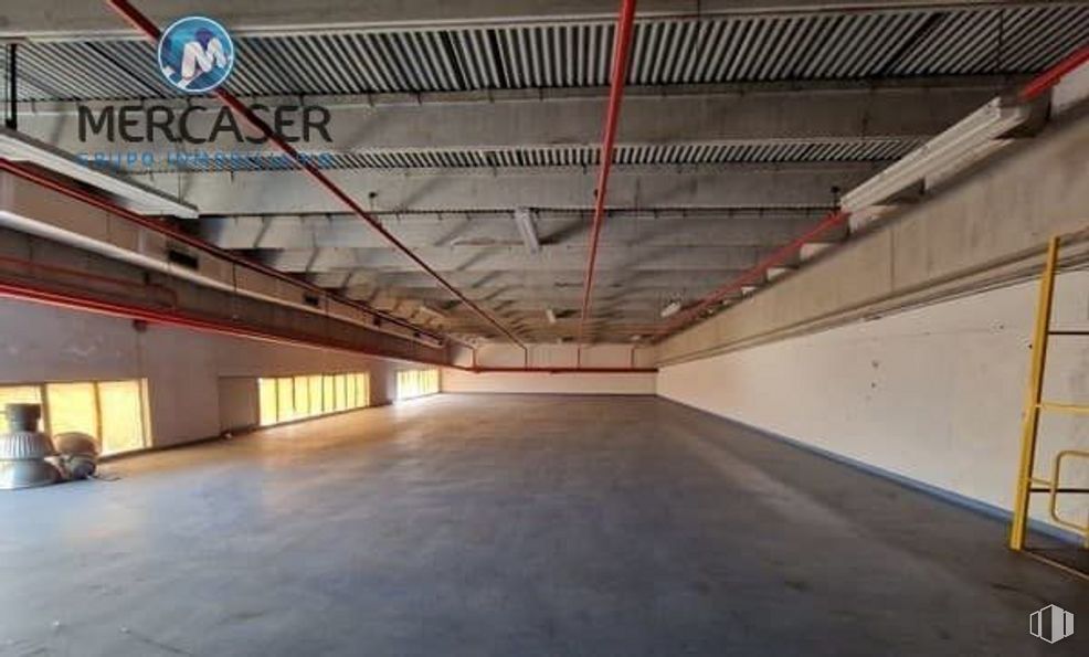 Nave en alquiler y venta en Calle Ramón y Cajal, Daganzo de Arriba, Madrid, 28814 con escalera, suelo, suelos, accesorio, material compuesto, hall, hormigón, simetría, techo y ingeniería alrededor