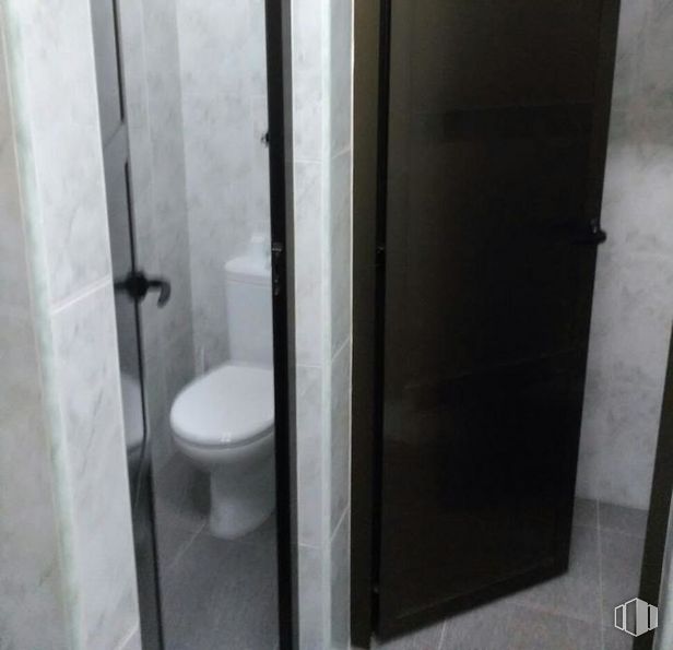 Retail for sale at Calle Pozo Nuevo, Escarabajosa de Cabezas, Segovia, 40291 with toilet, fixture, bathroom, fluid, door, composite material, flooring, building, bathroom accessory and wood around