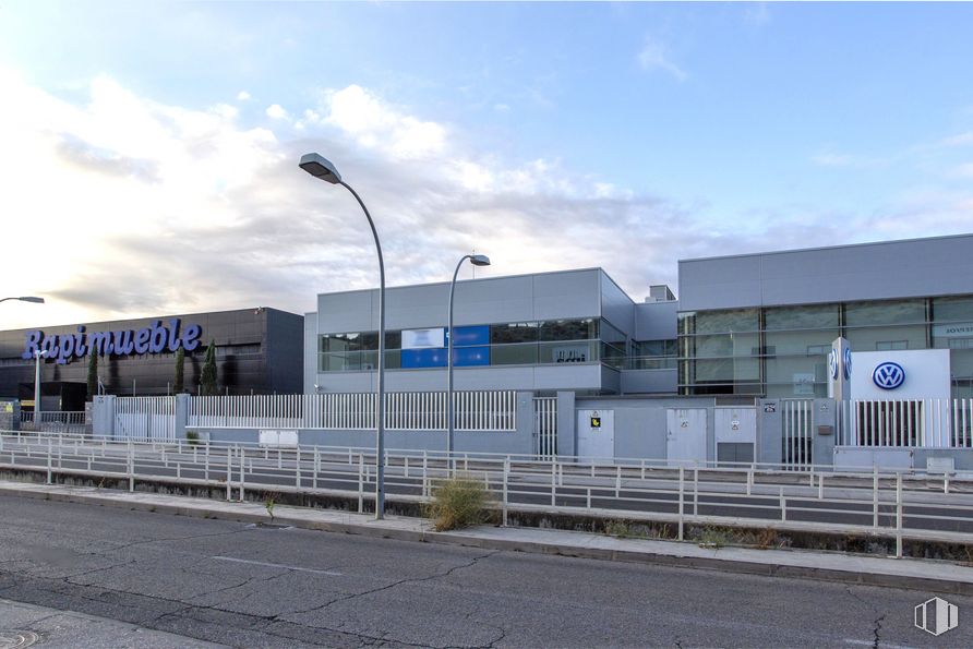 Industrial for sale at Calle Gonzalo Chacón, 84, Aranjuez, Madrid, 28300 with building, street light, sky, cloud, fence, urban design, facade, gas, city and commercial building around