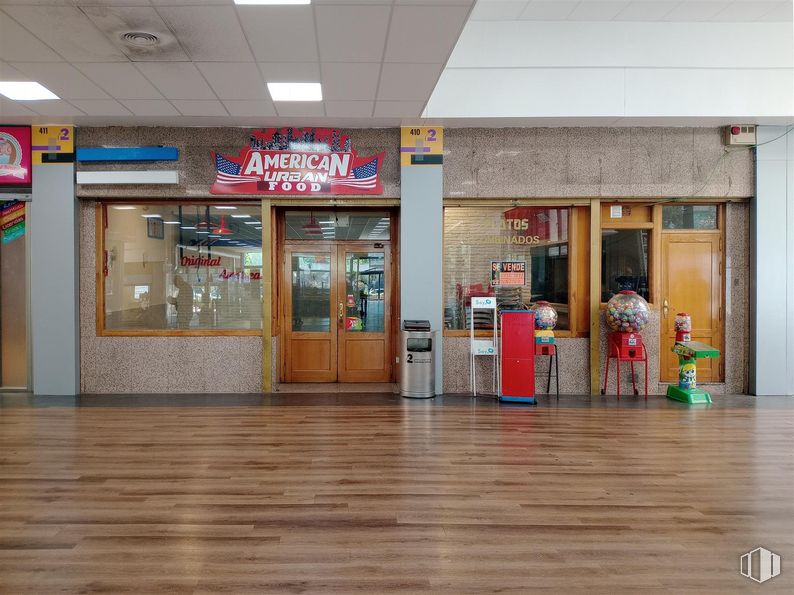 Local en alquiler y venta en Centro Comercial Fuenlabrada 2, Calle Portugal, 33, Fuenlabrada, Madrid, 28942 con puerta, accesorio, suelos, gas, ciudad, venta al por menor, evento, madera, limpieza y madera dura alrededor