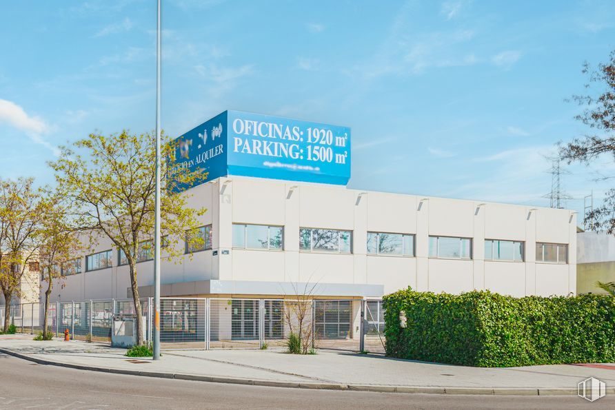 Oficina en alquiler en Calle Sofía, 10, Las Rozas de Madrid, Madrid, 28230 con edificio, cielo, nube, planta, árbol, ventana, fachada, bienes raíces, luz de la calle y puerta alrededor