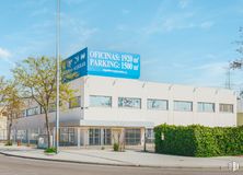 Oficina en alquiler en Calle Sofía, 10, Las Rozas de Madrid, Madrid, 28230 con edificio, cielo, nube, planta, árbol, ventana, fachada, bienes raíces, luz de la calle y puerta alrededor