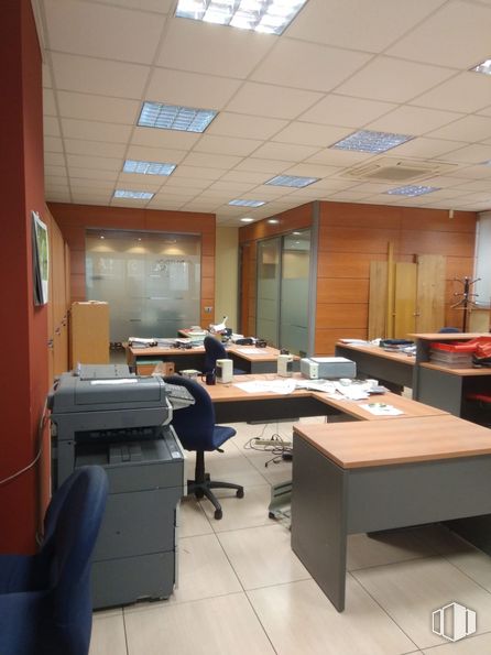 Industrial for rent at Calle Gamonal, Villa de Vallecas, Madrid, 28031 with chair, table, furniture, building, architecture, interior design, flooring, floor, fixture and ceiling around