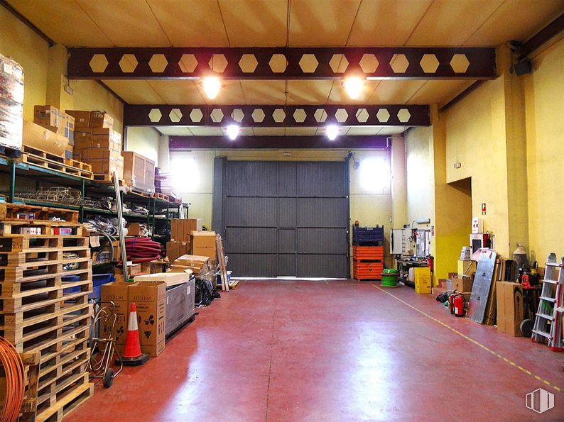 Industrial for sale at Polígono Los Olivos, Getafe, Madrid, 28906 with door, furniture, flooring, ceiling, floor, shelving, shelf, lighting, hall and light fixture around