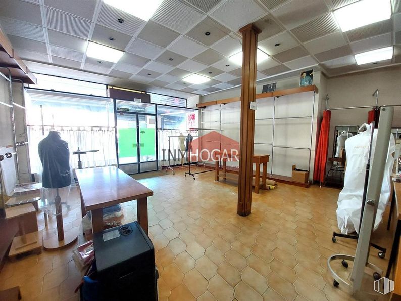 Retail for sale at Plaza Arrabal, Arévalo, Ávila, 05200 with clothing, table, building, interior design, wood, floor, flooring, fixture, desk and hardwood around