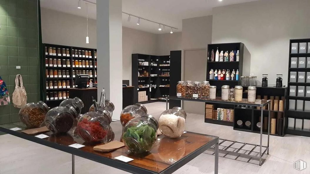 Local en alquiler en Calle García de Paredes, Chamberí, Madrid, 28010 con mesa, mueble, bolsa, estante, estantería, interiorismo, ebanistería, venta al por menor, inmobiliario y barware alrededor