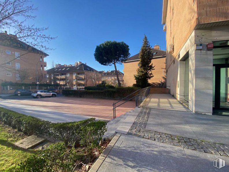 Local en alquiler en Zona Centro, Boadilla del Monte, Madrid, 28660 con casa, edificio, planta, cielo, durante el día, infraestructura, superficie de la carretera, ventana, asfalto y diseño urbano alrededor