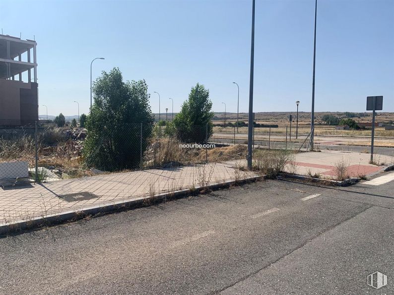 Land for sale at Calle Mombeltrán, Ávila, 05002 with sky, road surface, asphalt, plant, land lot, composite material, tree, gas, tar and road around