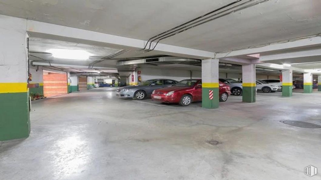 Retail for sale at Calle Persuasión, 3, Ciudad Lineal, Madrid, 28027 with car, wheel, tire, automotive parking light, vehicle, automotive tire, motor vehicle, automotive design, tread and hubcap around