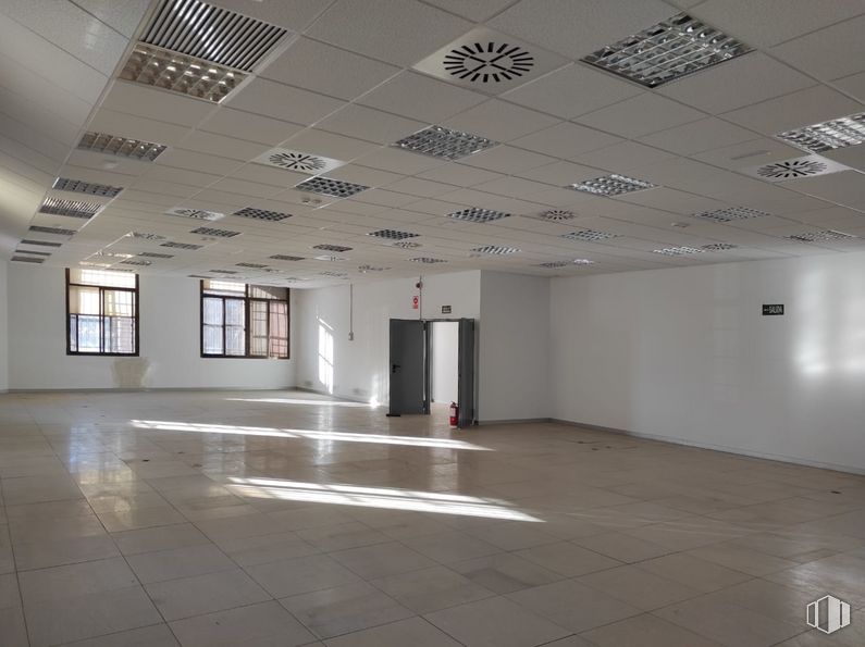 Nave en alquiler en Calle Manuel Tovar, Fuencarral - El Pardo, Madrid, 28034 con ventana, pasillo, accesorio, alumbrado, diseño de interiores, piso, línea, suelo, pared y arte alrededor