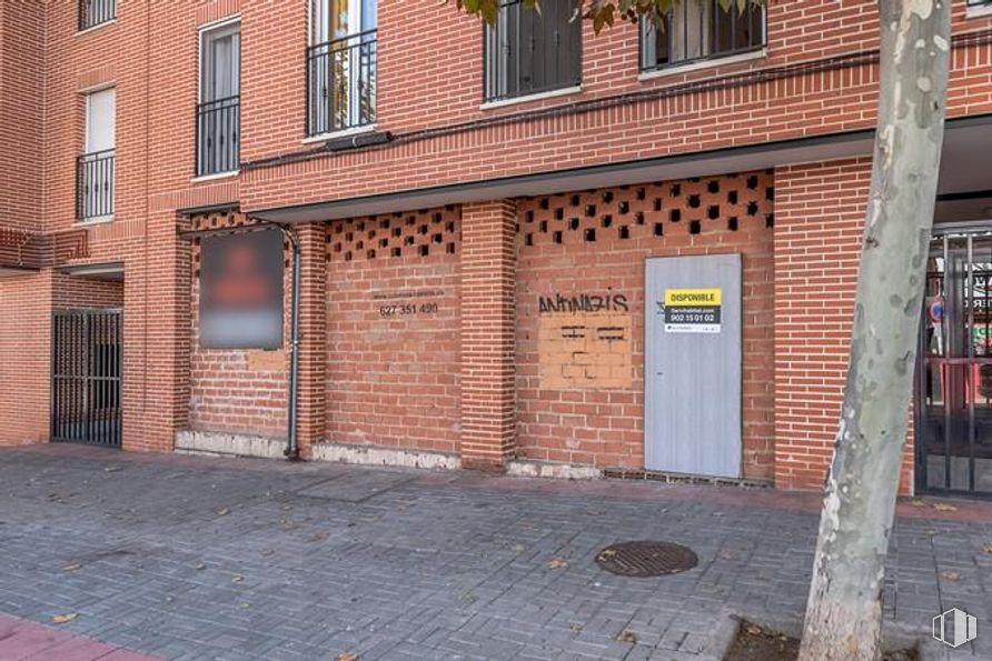 Local en venta en Avenida Madrid, Ciempozuelos, Madrid, 28350 con puerta, ventana, edificio, superficie de la carretera, ladrillo, madera, albañilería, material de construcción, acera y fachada alrededor