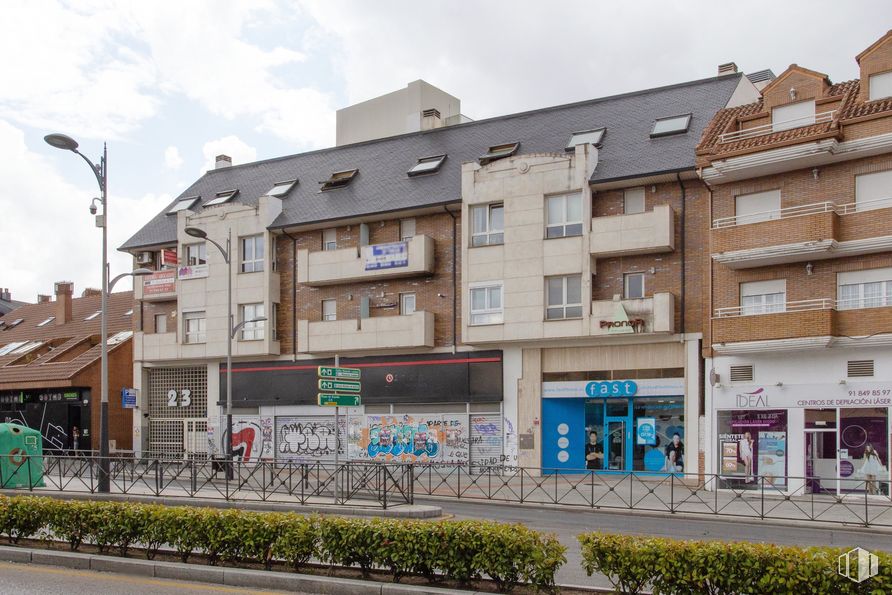 Local en venta en Calle Batalla De Bailén, 23, Collado Villalba, Madrid, 28400 con edificio, cielo, planta, ventana, nube, rueda, infraestructura, luz de la calle, diseño urbano y casa alrededor