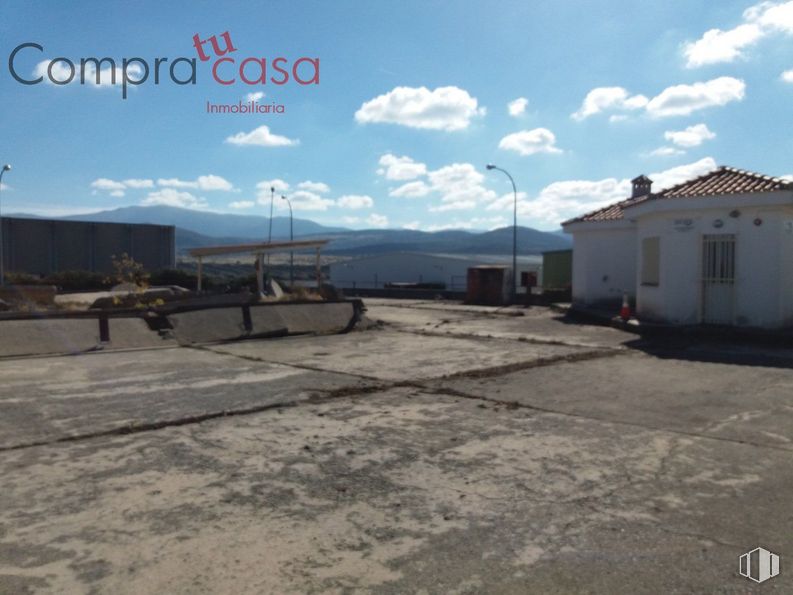 Suelo en venta en Avenida Hontoria, Segovia, 40195 con casa, nube, cielo, superficie de la carretera, asfalto, edificio, ventana, paisaje, gas y horizonte alrededor