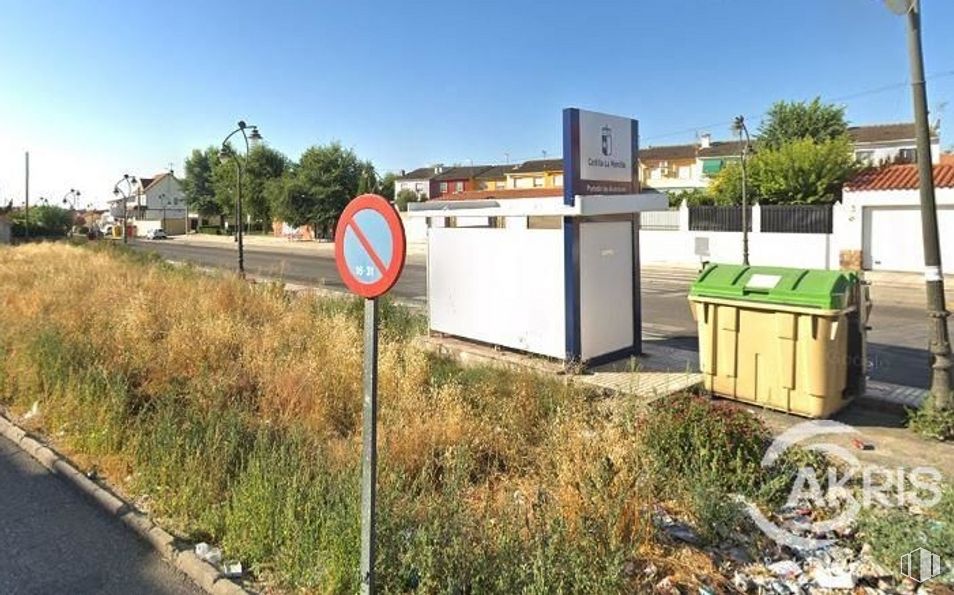 Land for sale at Avenida Sagra, Numancia de la Sagra, Toledo, 45230 with waste container, traffic sign, plant, sky, building, tree, road surface, land lot, asphalt and grass around