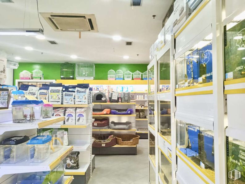 Retail for sale at Avenida Poblados, La Latina, Madrid, 28044 with shelf, shelving, retail, plastic, display case, cleanliness and convenience store around